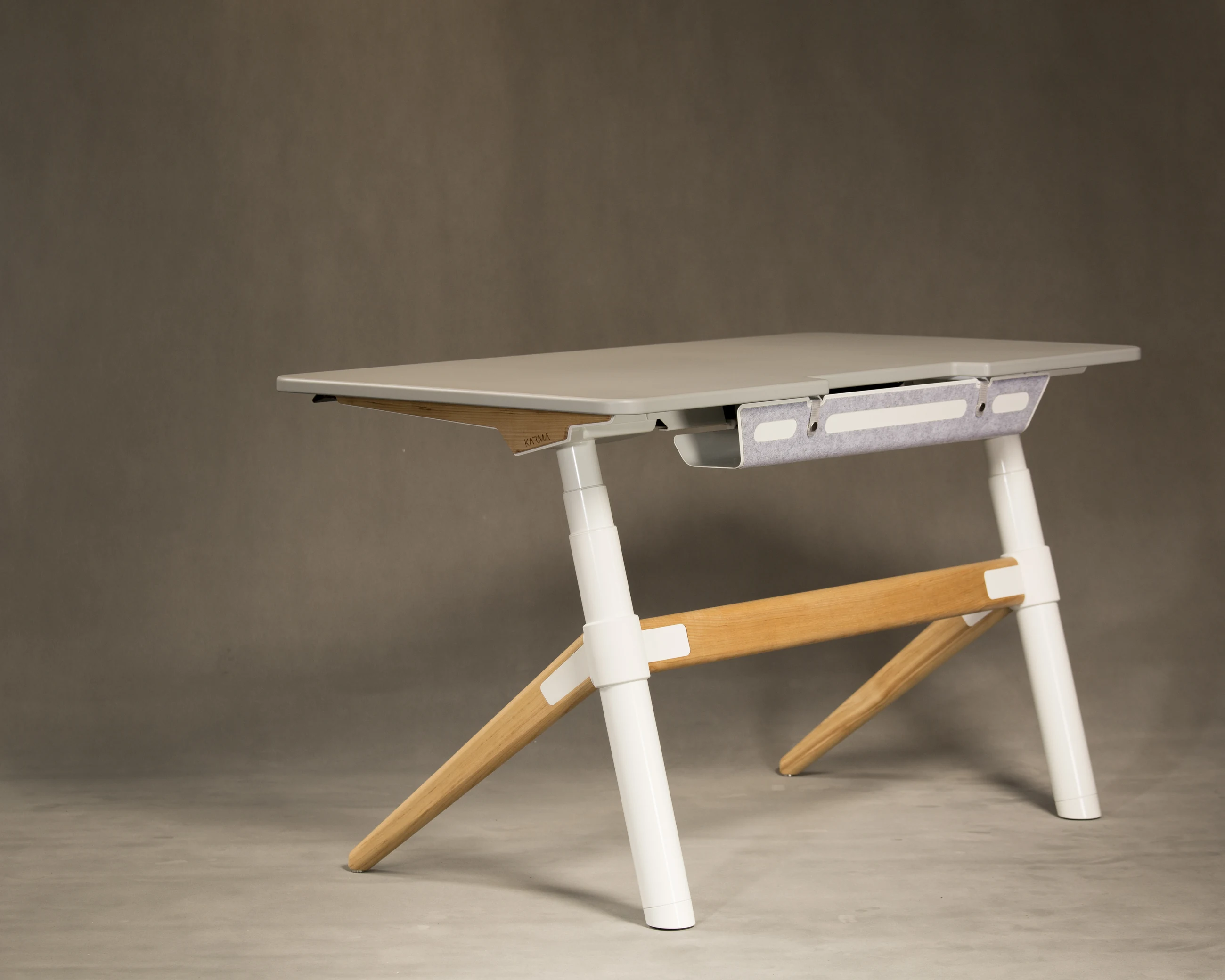 Karma Essence height-adjustable workstation